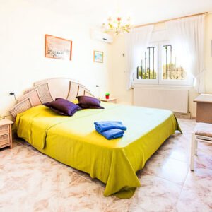 Requesens canal house, bright with superb waterfront view